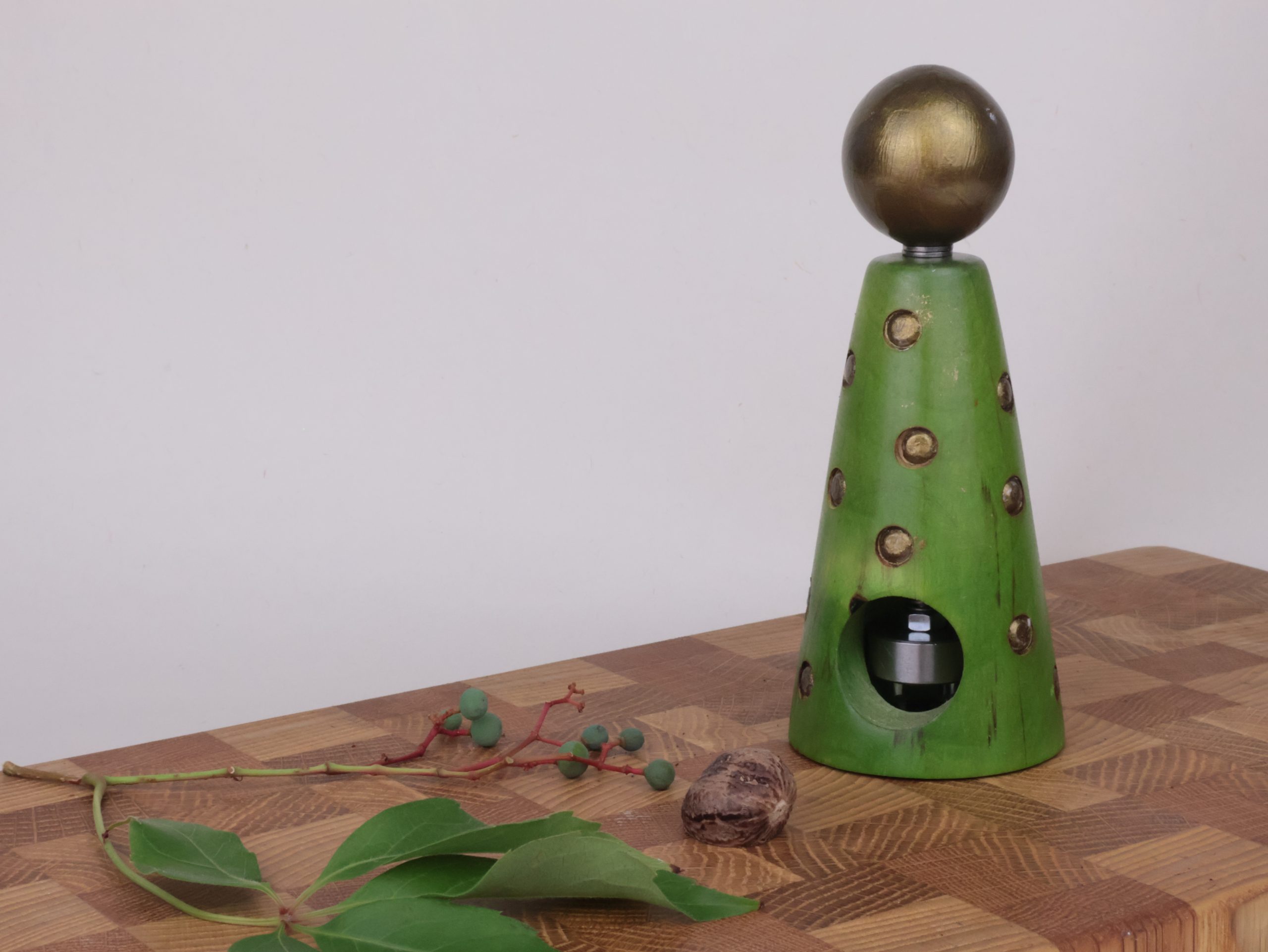 Stylische handgedrechselte Muskatmühle grün – Bild 6