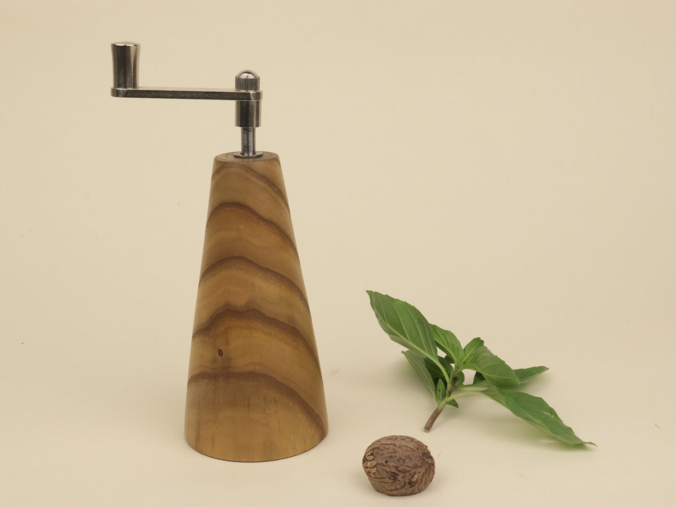 gedrechselte Muskatmühle Essigbaum – Bild 3