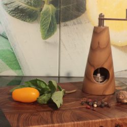 gedrechselte Muskatmühle Essigbaum